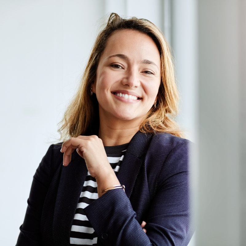 Kvinna på jobbet som ler