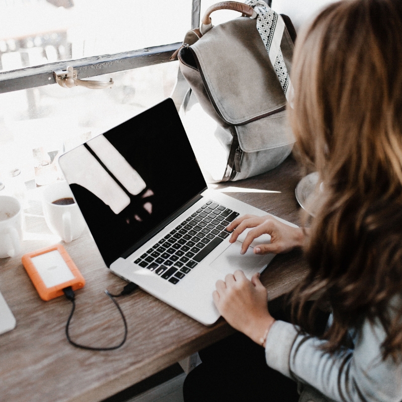 Kvinna som arbetar på sin laptop
